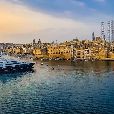 Moon Malta Boutique With Rooftop Pool & Sea Views Of Valletta, Grand Harbour & Three Cities Bed & Breakfast
