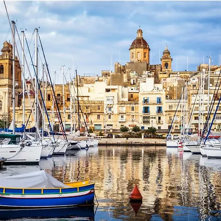 Bed & Breakfast Moon Malta Boutique With Rooftop Pool & Sea Views Of Valletta, Grand Harbour & Three Cities *