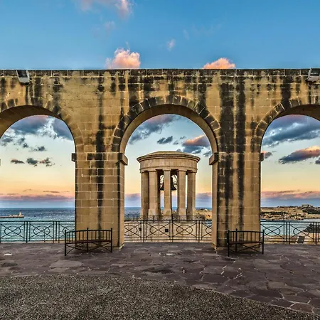 Moon Malta Boutique With Rooftop Pool & Sea Views Of Valletta, Grand Harbour & Three Cities Bed & Breakfast *