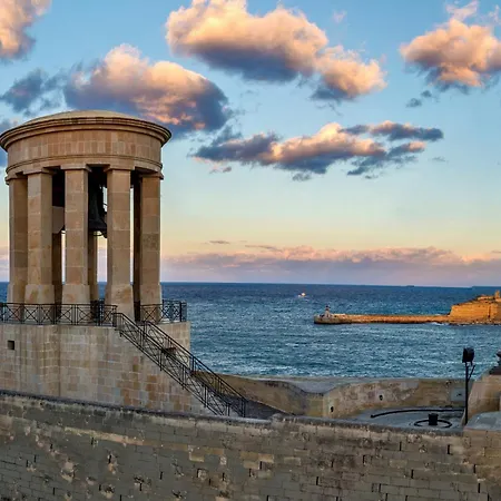 Moon Malta Boutique With Rooftop Pool & Sea Views Of Valletta, Grand Harbour & Three Cities Bed & Breakfast