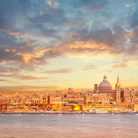 Bed & Breakfast Moon Malta Boutique With Rooftop Pool & Sea Views Of Valletta, Grand Harbour & Three Cities