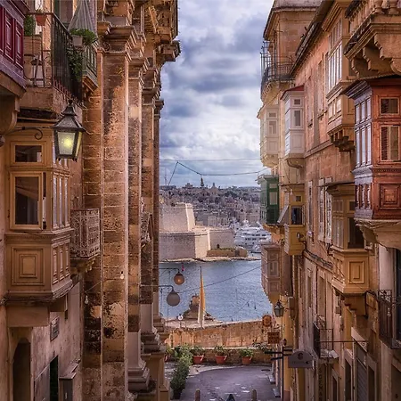 Bed & Breakfast Moon Malta Boutique With Rooftop Pool & Sea Views Of Valletta, Grand Harbour & Three Cities *