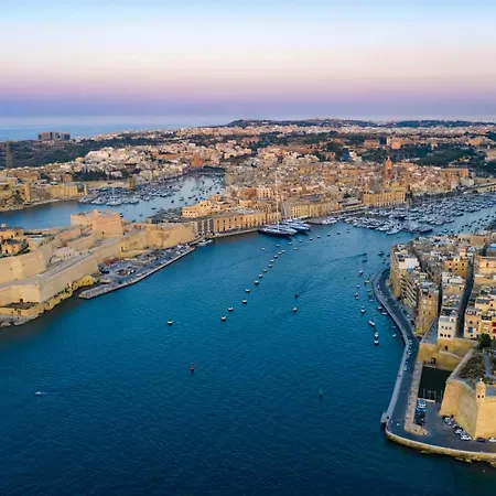 Moon Malta Boutique With Rooftop Pool & Sea Views Of Valletta, Grand Harbour & Three Cities Bed & Breakfast
