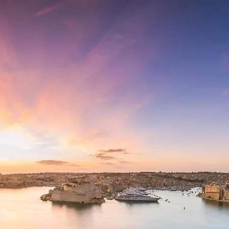 Bed & Breakfast Moon Malta Boutique With Rooftop Pool & Sea Views Of Valletta, Grand Harbour & Three Cities *