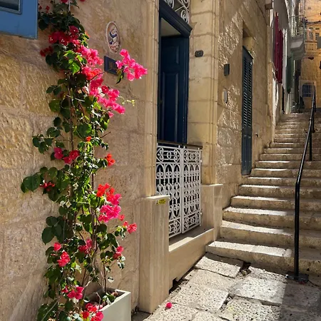 Bed & Breakfast Moon Malta Boutique With Rooftop Pool & Sea Views Of Valletta, Grand Harbour & Three Cities Cospicua