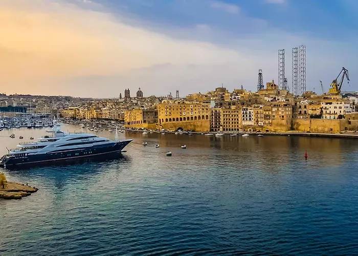 Moon Malta Boutique With Rooftop Pool & Sea Views Of Valletta, Grand Harbour & Three Cities B&B